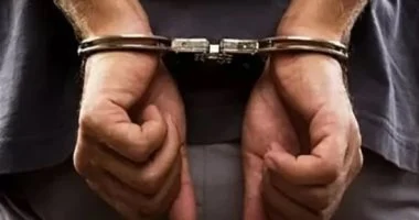 شاب يمارس أكروبات الموت في دمياط والأمن يتدخل ويقيد حرية الحركة