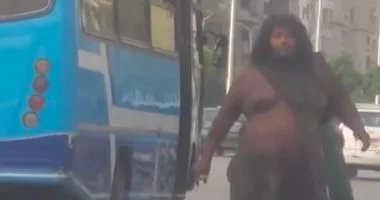 شخص غريب يهاجم المارة والسيارات في مصر الجديدة ويثير الذعر بين الجميع