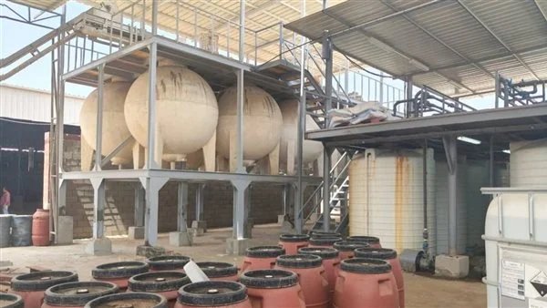 ضبط مصنع غير مرخص ينتج التنر ويخفي 21 طنًا من المواد الكيماوية في المنوفية