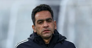 عادل مصطفى ومساعده توروب يشرفان على جلسات التدريب مع فريق الأهلي
