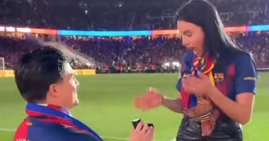 عرض زواج مؤثر يظهر في ملعب برشلونة خلال الكلاسيكو واحتفالات الليجا فيديو