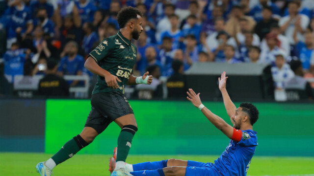 عشاق الكرة.. سالم الدوسري يغيب عن مواجهة الفيحاء والهلال يناشد الحضور الجماهيري