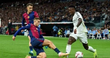 عودة كورتوا تثير الحماس في كلاسيكو برشلونة ضد ريال مدريد بتعديلات فليك