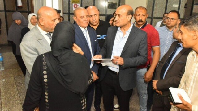 فرحة العيد تعم أسيوط حيث يشارك المحافظ المرضى في احتفالاتهم بالهدايا والورود