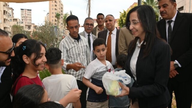فرحة العيد تعم البحيرة مع محافظتها التي توزع الهدايا على الأطفال وأسرتهم