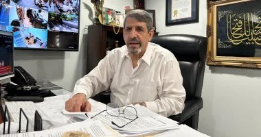 “` فلسطيني في نيويورك يسترجع ذكريات المقاومة وتجربته في المجال الطبي بحماس كبير “`