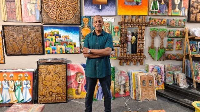 فنان أقصري يسلط الضوء على جمال التراث المصري من خلال معرض للحرف اليدوية في الإسكندرية