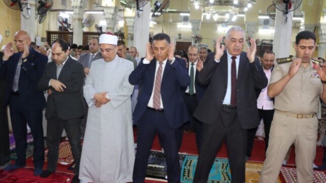 في أجواء من الخشوع، محافظ القليوبية يؤدي صلاة عيد الأضحى بمسجد ناصر في بنها