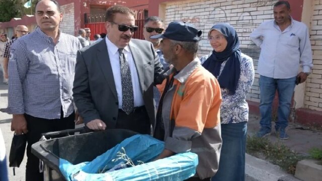 في جولة ميدانية، محافظ بورسعيد يثني على جهود عمال النظافة ودورهم الحيوي