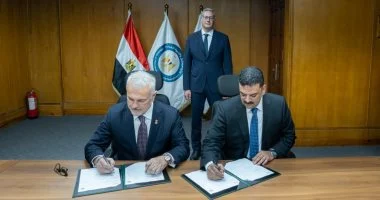 “` “في خطوة جديدة، وزير البترول يوقع مذكرة تفاهم مع OZ Mining لتقييم الذهب بالصحراء” “`