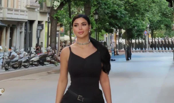 كارولين عزمي تتألق بإطلالة كاجوال سوداء وتثير تفاعل الجمهور بشكل لافت