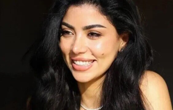 كارولين عزمي تظهر بإطلالة كاجوال أنيقة تجذب الأنظار في أحدث صورها