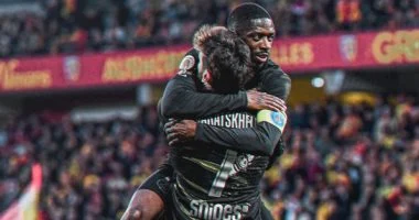 كفاراتسخيليا يقود باريس إلى انتصار مهم أمام لانس في الدوري الفرنسي