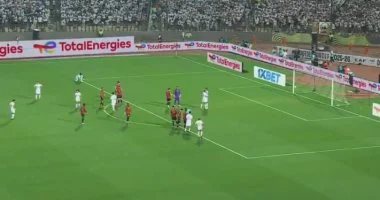 لاعبو اتحاد العاصمة يحييون جماهيرهم عند وصولهم إلى ملعب القاهرة المميز