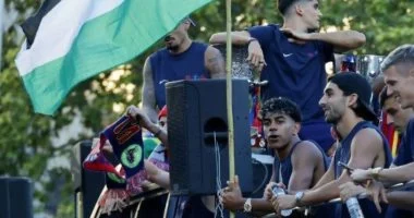 لامين يامال يحدث ضجة كبيرة بظهوره مع علم فلسطين في احتفالات برشلونة