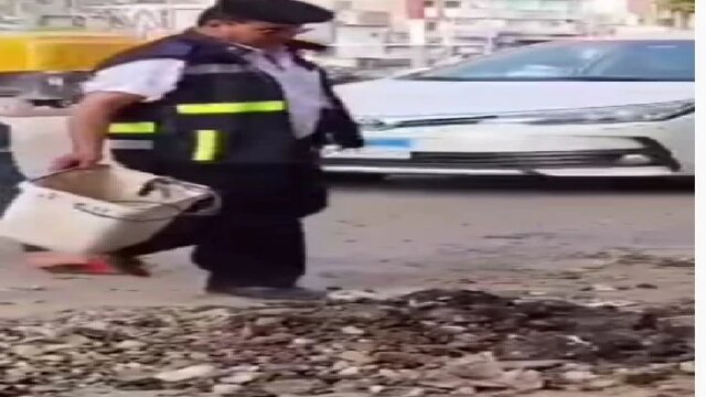 لفتة إنسانية رائعة، مساعد شرطة بمرور الشرقية يزيل حجارة من الطريق لحماية المواطنين