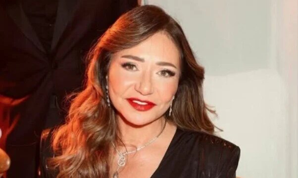 ليلى علوي تتألق في مهرجان كان بإطلالة ملكية تذكرنا بفيلم «المصير»