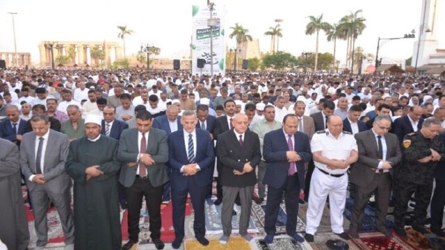 محافظ الأقصر يشارك المصلين في صلاة عيد الأضحى المبارك بساحة سيدي أبو الحجاج