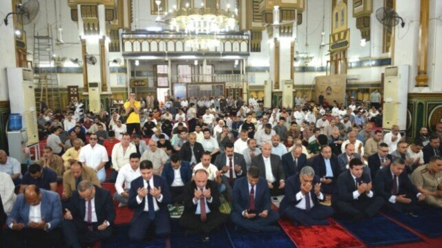 محافظ الدقهلية يشارك الأهالي في أداء صلاة عيد الأضحى بمسجد النصر في المنصورة