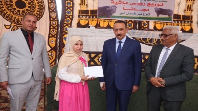 محافظ سوهاج يوزع 20 شيكًا للفتيات الراغبات في الزواج و15 رأس ماشية للأسر الأولى بالرعاية في المراغة