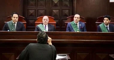 محكمة جنايات المنصورة تستمع اليوم إلى قضية شباب متهمين بقتل ضحية بثار قديم