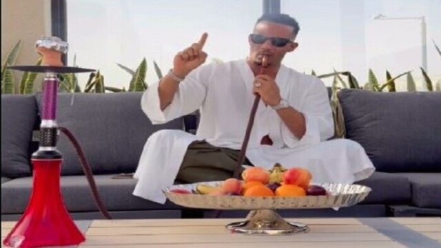 محمد رمضان يثير الجدل بينما يروج لأحدث أعماله الفنية خلال استمتاعه بالشيشة