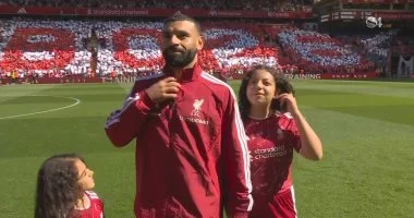 محمد صلاح يحتفل بوداع أنفيلد مع مكة وكيان وسط تيفو مميز من الجماهير