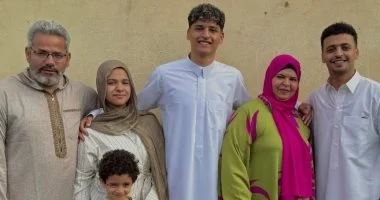 محمد عبد الله ينشر فرحة العيد مع أسرته بجلابية مميزة في احتفال الأضحى