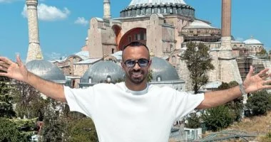 محمد مجدى أفشة ينشر البهجة بعيد الأضحى بجلابية جديدة وسط أسرته