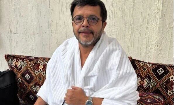 محمد هنيدي يشعل تفاعل الجمهور بملابس الإحرام تحت شعار “لبيك اللهم لبيك”