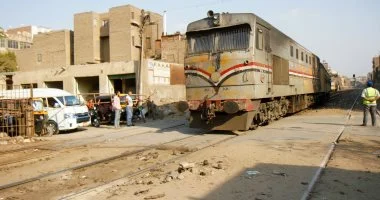مصرع شخص بعد سقوطه على قضبان السكة الحديد واصطدامه بقطار بالعياط