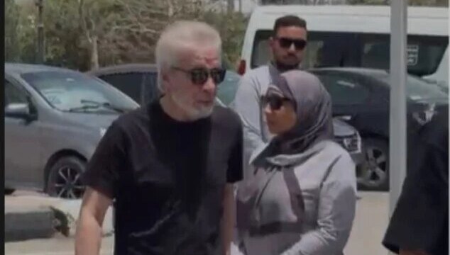 مفيد عاشور يشارك في وداع عبد الرحمن أبو زهرة خلال جنازته المهيبة