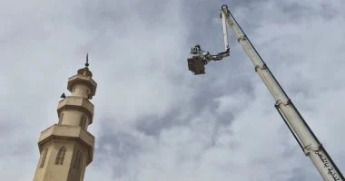 نجاح الحماية المدنية في إنقاذ المارة من هلال نحاسي مائل بمسجد مدينة نصر