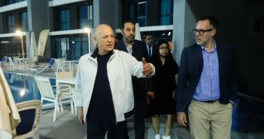 هانى أبو ريدة يستقبل السفير الكندى ويعرض له مركز المنتخبات بشكل مميز
