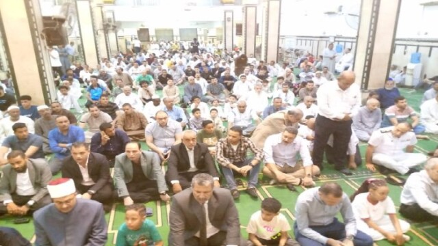 وسط أجواء إيمانية مميزة، محافظ أسوان يؤدي صلاة عيد الأضحى بمسجد منصور حمادة