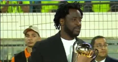 ويلفريد بوني يرفع كأس الكونفدرالية استعدادًا لنهائي الزمالك ضد اتحاد العاصمة