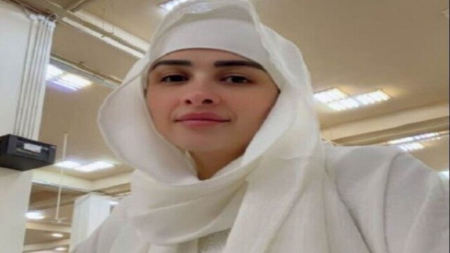ياسمين عبد العزيز تبهر الجميع بإطلالتها المميزة بملابس الإحرام في الحج