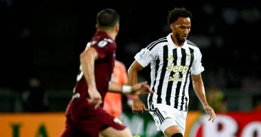 يوفنتوس وتورينو يتعادلان 2-2 في ديربي مثير يثير أحداث شغب في الكالتشيو